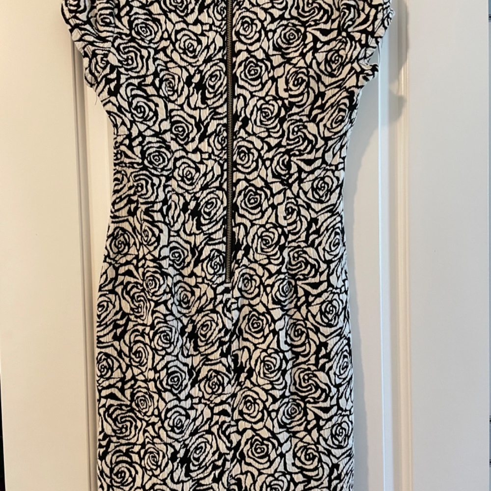 Dresses - Picture 2 of 10